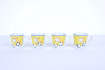 Tazza Di Dadi Con Le Carte Ed I Pezzi Degli Scacchi Della Piattaforma - Foto 8