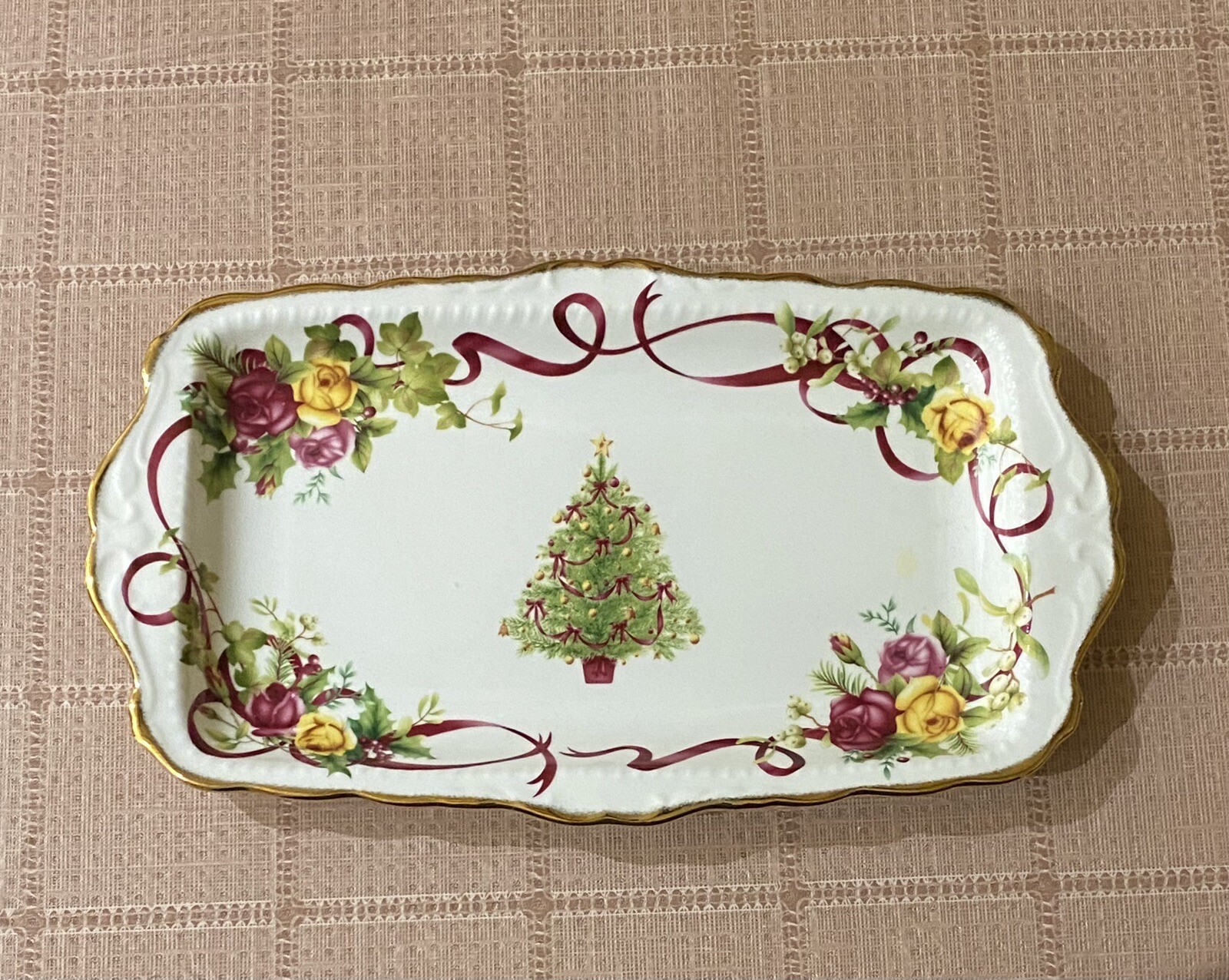 RARE ROYAL ALBERT OLD COUNTRY ROSES CHRISTMAS TREE HOLIDAY SERVING