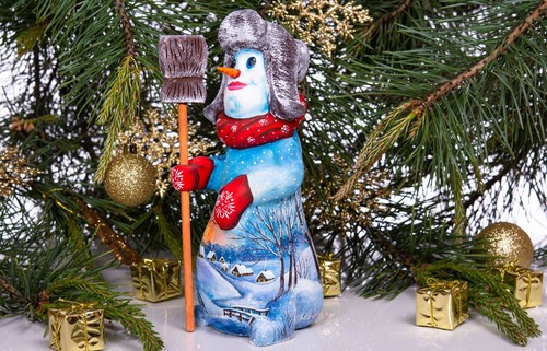 Figura de Navidad muñeco de nieve tallado a mano con escoba y escena de pueblo — regalo de vacaciones - Imagen 5 de 13