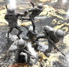 Louis Marx WW2 German Soldiers - Plastic Toys - Vintage 60s - 5.5" Set of 4 