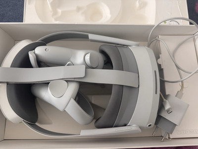 Meta Quest 3 eigenständiges VR-Headset Weiß mit 2 Controllern & Ladekabel