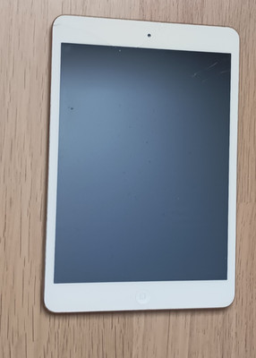 Apple iPad Mini 1st Generation Model A1432 Wi-Fi 7.9'' Silver 64GB CRACKED SCREEN