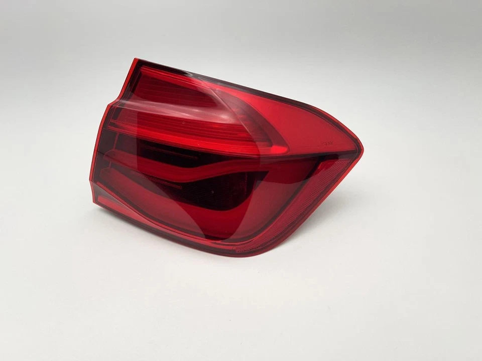 BMW 330i 2017-2018 luz trasera derecha montada en cuarto 2,0 L a AWD 122 k xDRIVE 63817 Foto 3 de 4