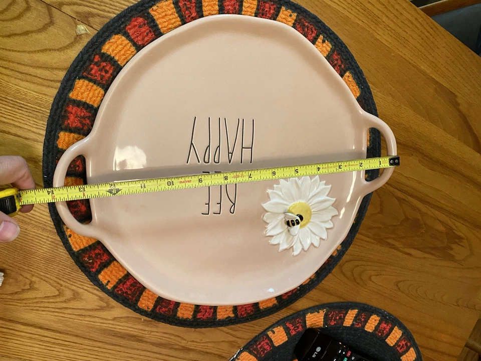 Rae Dunn BEE HAPPYY Plato Bandeja para Servir Redondo Rosa Cerámica Reina Margarita Amarillo Foto 3 de 4