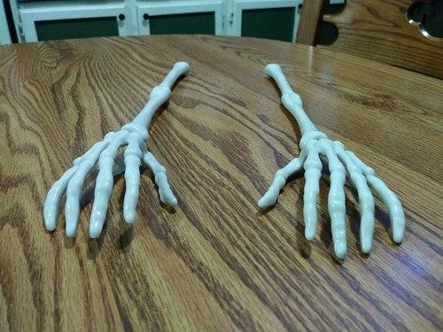Halloween Skeleton Hands Arms Salad Tongs Spoons Serving Utensils Plastic 13 In - Foto 5 di 12