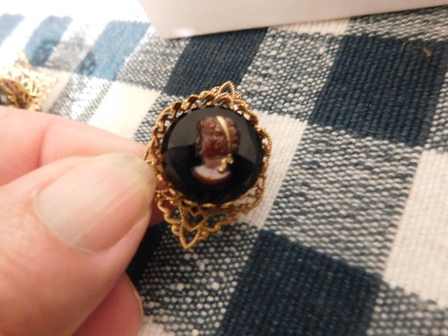 1920's BLACK CAMEO FILAGREE BROOCH AND CLIP EARRING SET. - Picture 3 of 9