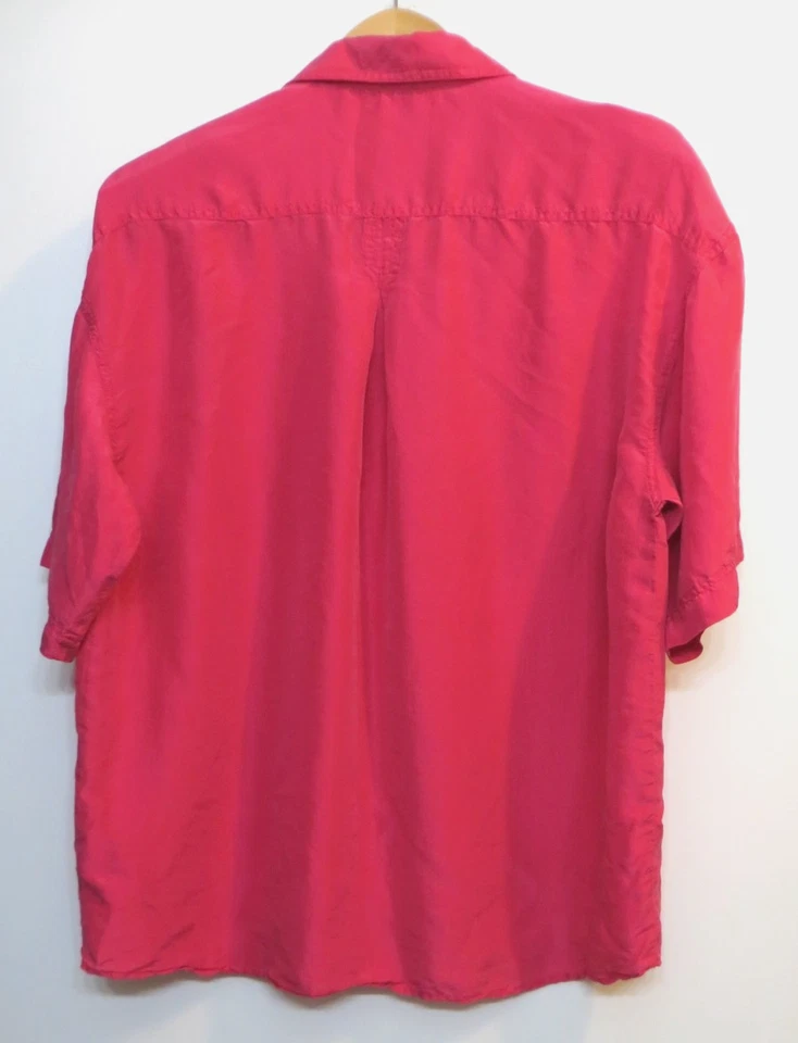 Camisa para mujer The Limited pequeña rosa brillante abotonada manga corta seda relajada Foto 4 de 4