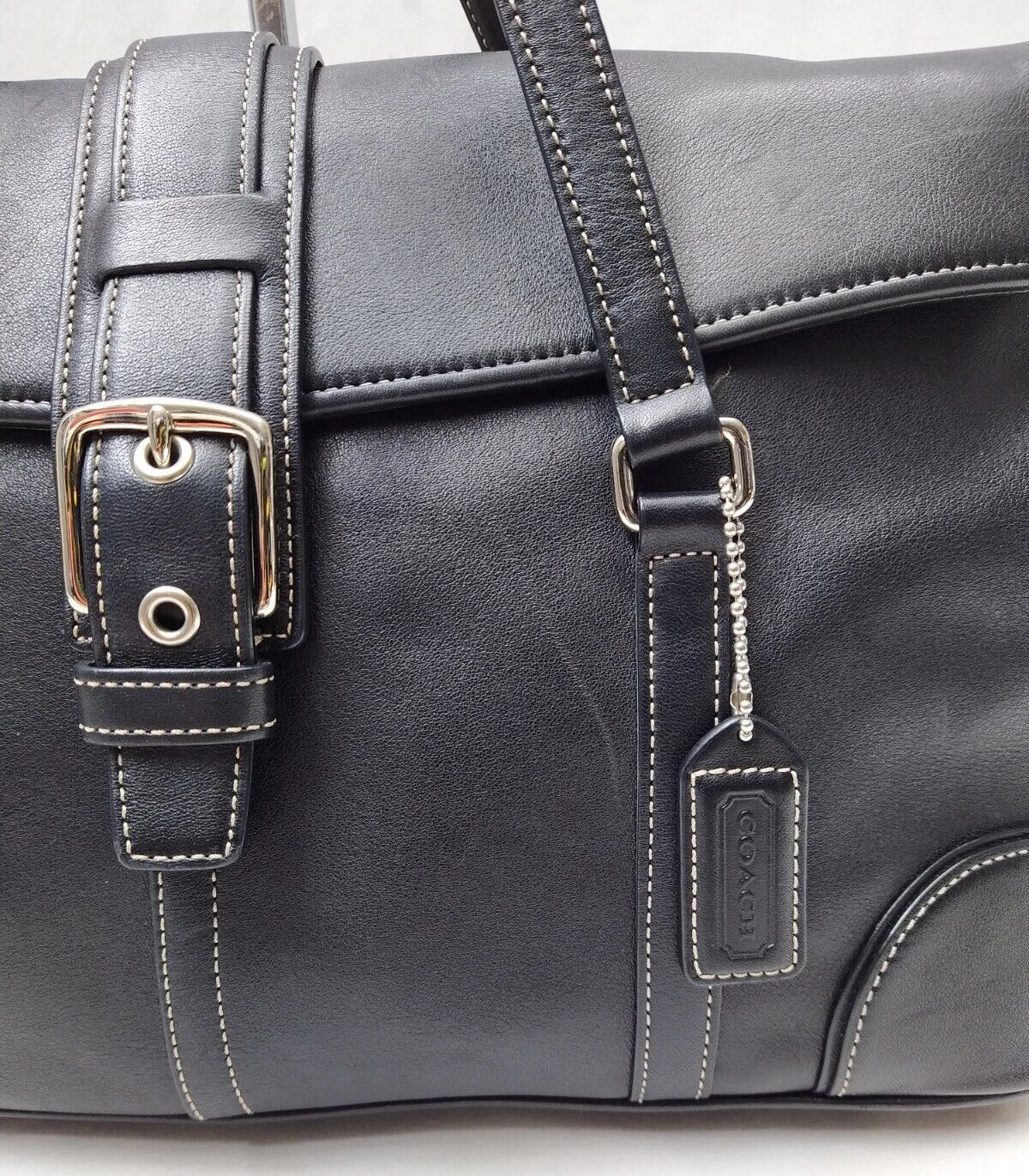 Borsa a tracolla Coach in pelle nera con fibbia e patta doppio manico