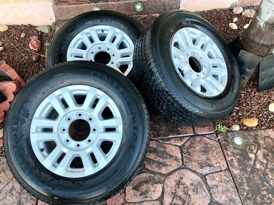 Ford F-250 F-350 Superduty 2017-2020 llantas OEM y neumáticos Continental 275/65R18 Foto 2 de 4