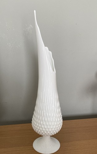 VINTAGE 19.5” FENTON MILK GLASS HOBNAIL SWUNG STRECH VASE - Picture 4 of 7