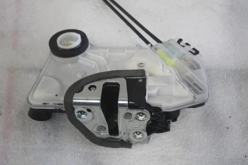 2014 2015 2016 2017 LEXUS IS250 IS350 IS300 sedán actuador de bloqueo de puerta delantera izquierda Foto 3 de 4