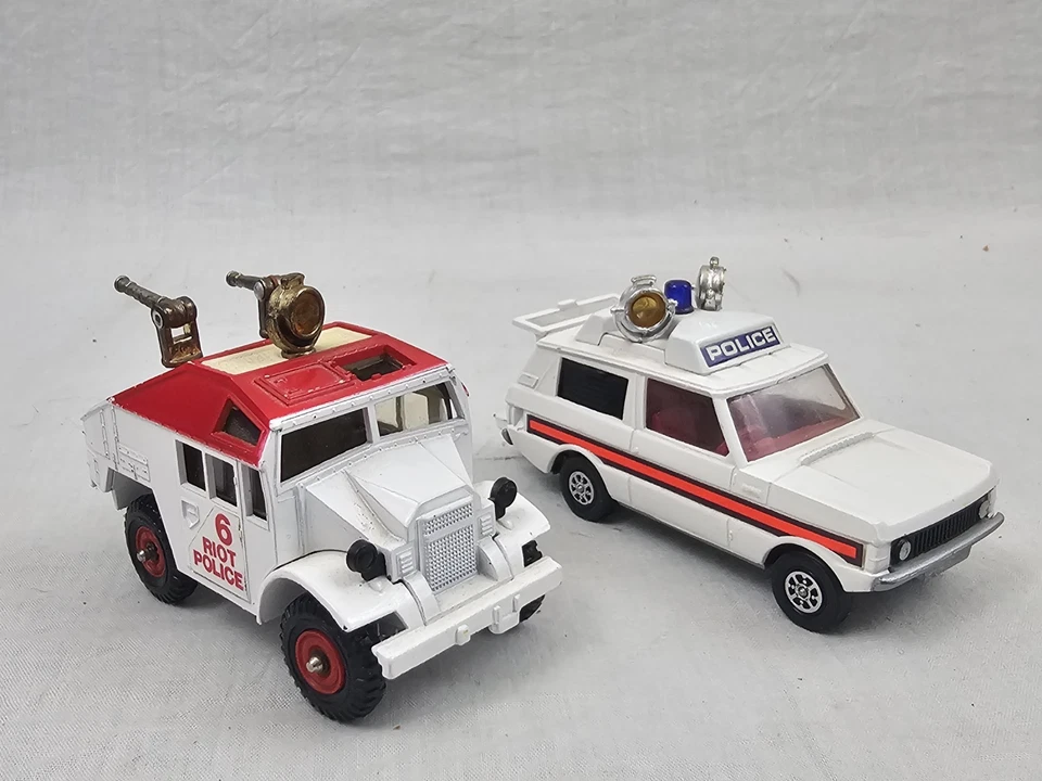 2 CORGI VEHICLES RIOT POLICE QUAD TRACTOR VIGILANT RANGE ROVER W/ CONES GEAR - Image 3 of 4