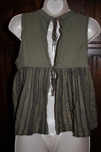 Camiseta sin mangas Free People bordada M verde oliva ejército trapecio espalda abierta pin tuck - Imagen 6 de 6