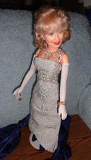 IMPRESIONANTE VESTIDO PLATEADO DE DISEÑADOR CON ACCESORIOS RAROS-17" DOLLY PARTON, GATITO, REVLON