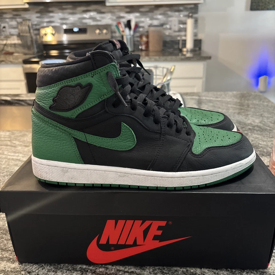 Talla 11 - Jordan 1 Retro OG Alto Verde Pino 2.0 Foto 2 de 4