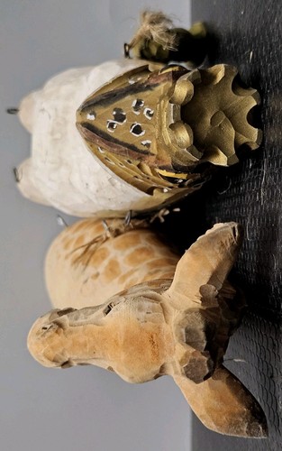 2 Wooden Shelf Sitter Animals Carved- Frog And Giraffe **PARTS/REPAIR READ** - Picture 7 of 8