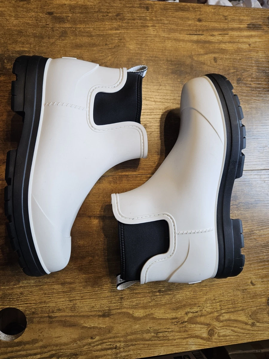 UGG White Low (1-1.9 in) Heel Height Boots for Women for  display picture 1