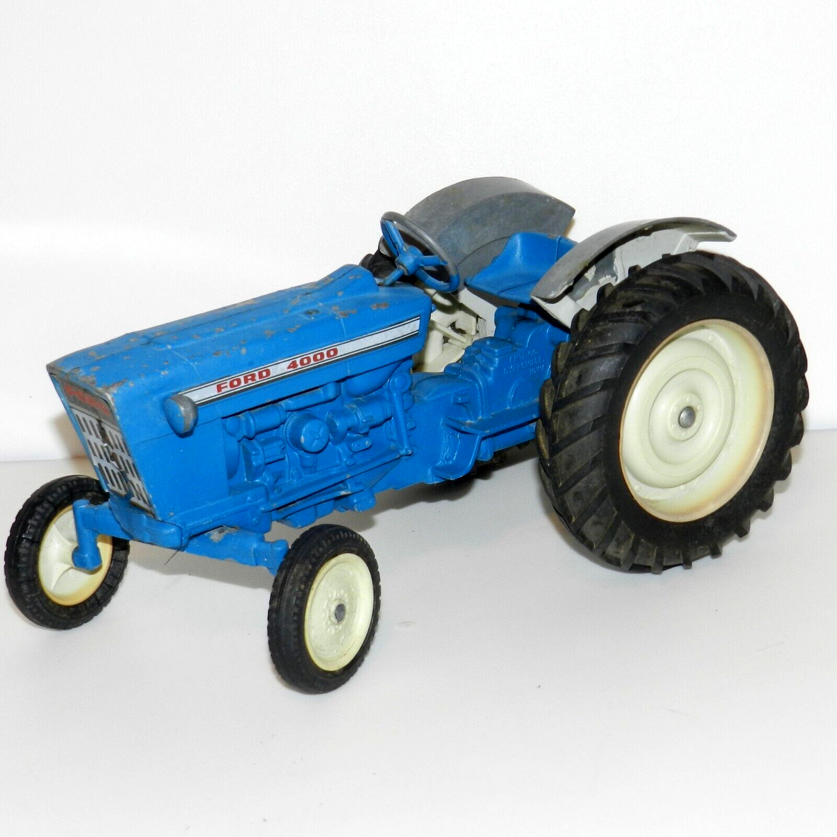 VTG 1970's FORD 4000 TRACTOR SPLIT GRILL VERSION DIE CAST METAL 1/12 TRACTOR