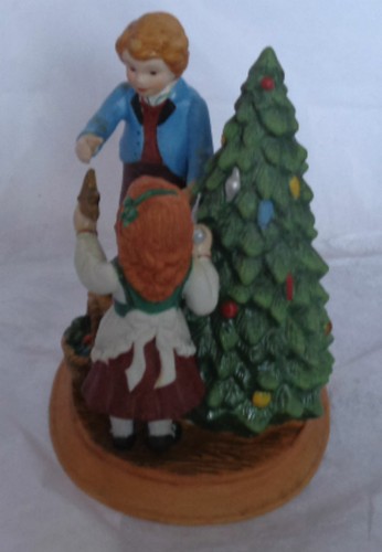 Figura de porcelana Avon de colección segunda edición 1982 recuerdos navideños - Imagen 2 de 5