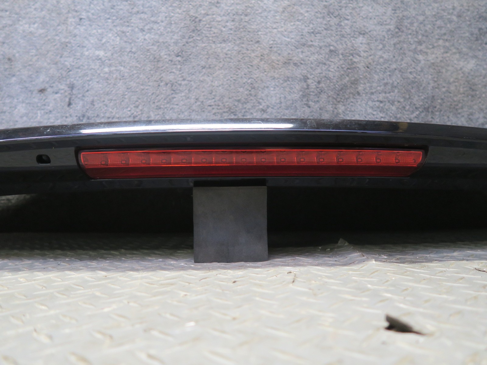 2017-2020 MASERATI LEVANTE M161 REAR TAILGATE SPOILER W BRAKE LIGHT 670040267