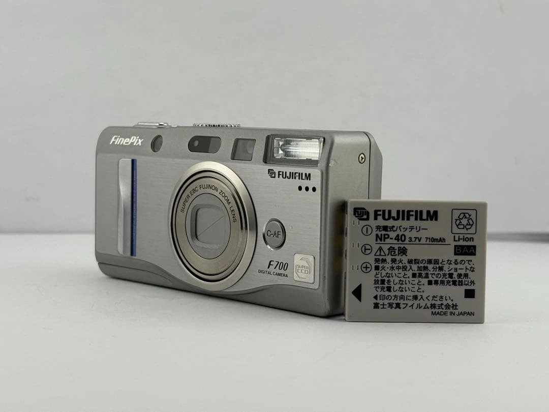 動作品 平成レトロ Y2K FUJIFILM FinePix F700 Vtg Fujifilm FinePix F700 Super CCD 6.2 MP Compact Camera - Silver