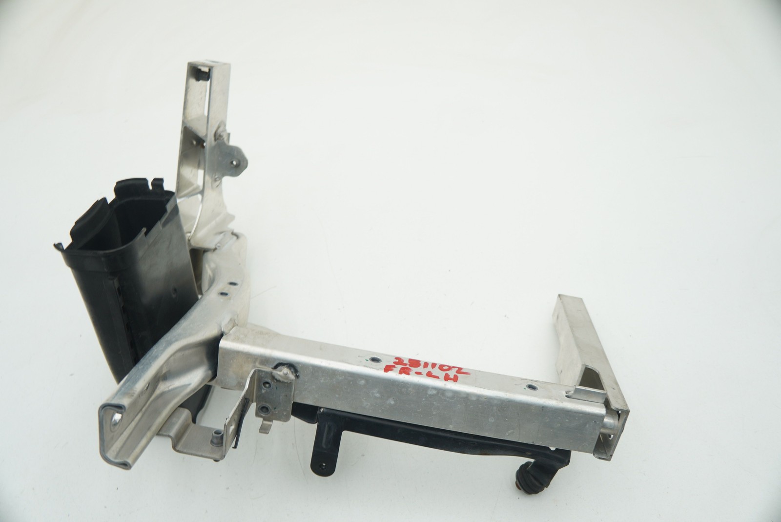 Front Left Hood Radiator Support Bracket 51647158005 Rolls Royce Ghost Series I