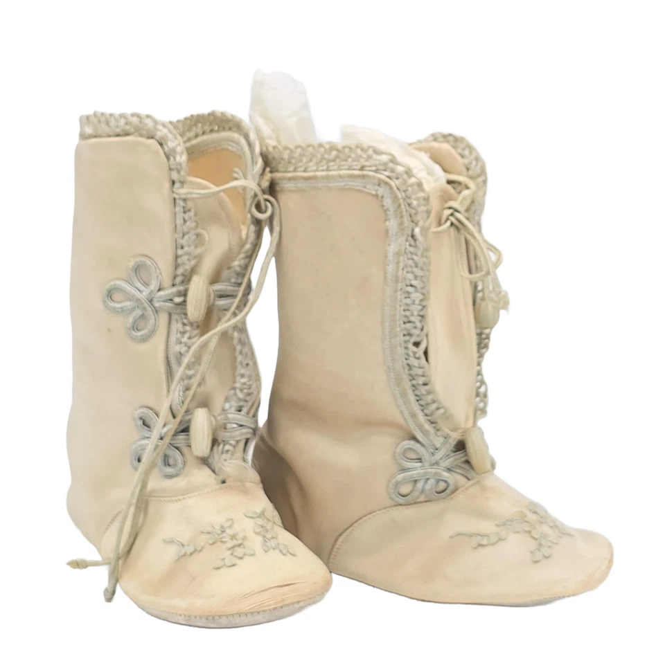 BOTAS ANTIGUAS ITALIANAS CON CORDONES BORDADAS DE SEDA PARA NIÑOS Foto 4 de 4