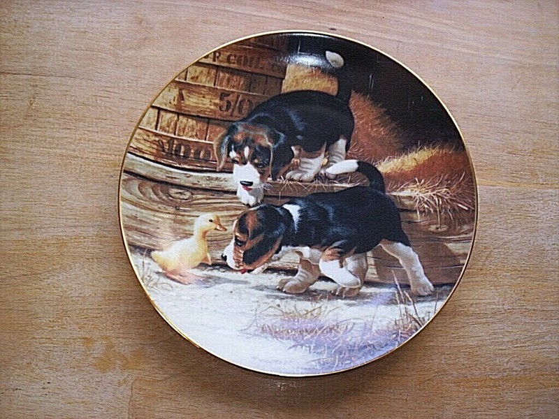 Retired Jim Lamb Beagle Pups Plate GETTING ACQUAINTED  