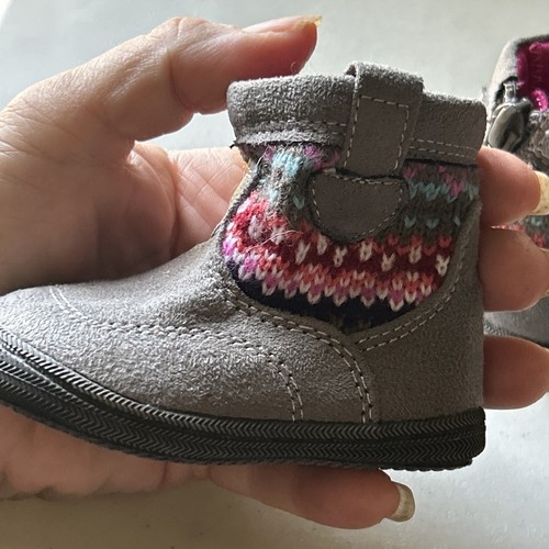 Genuine Kids By Osh Kosh Infant Sz 2 Grey Boots With Colorful Sweater Design - Picture 6 of 7
