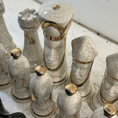 Set scacchi medievali vintage antichi in ceramica dipinta a mano 8" re completo 32 pezzi - Foto 10 di 24