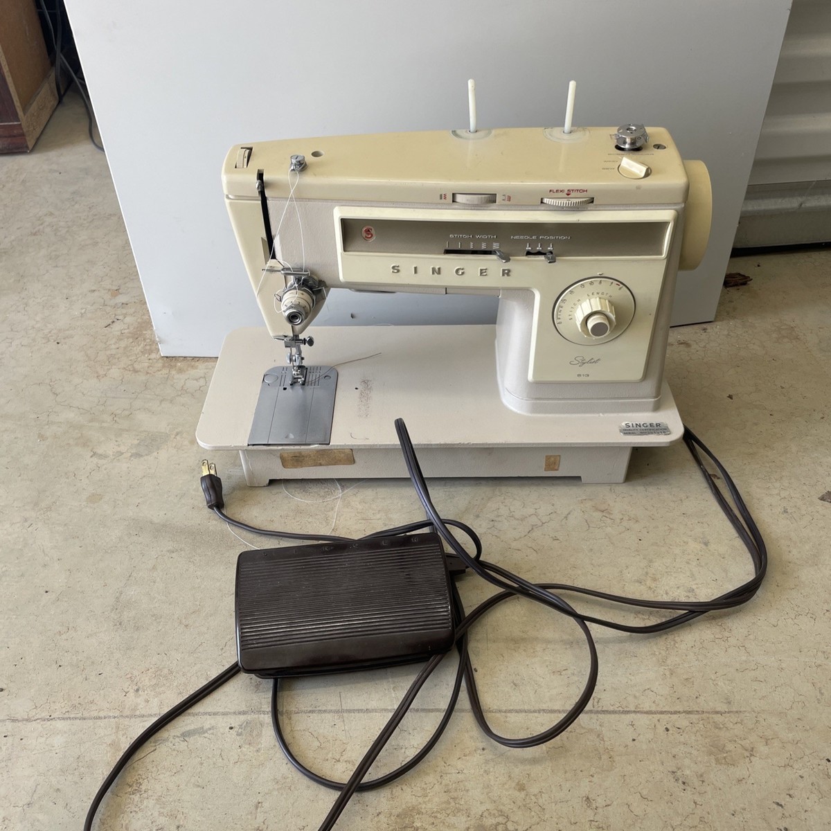 VTG Singer 513 Stylist Sewing Machine TESTED W/ Cord, Pedal Heavy