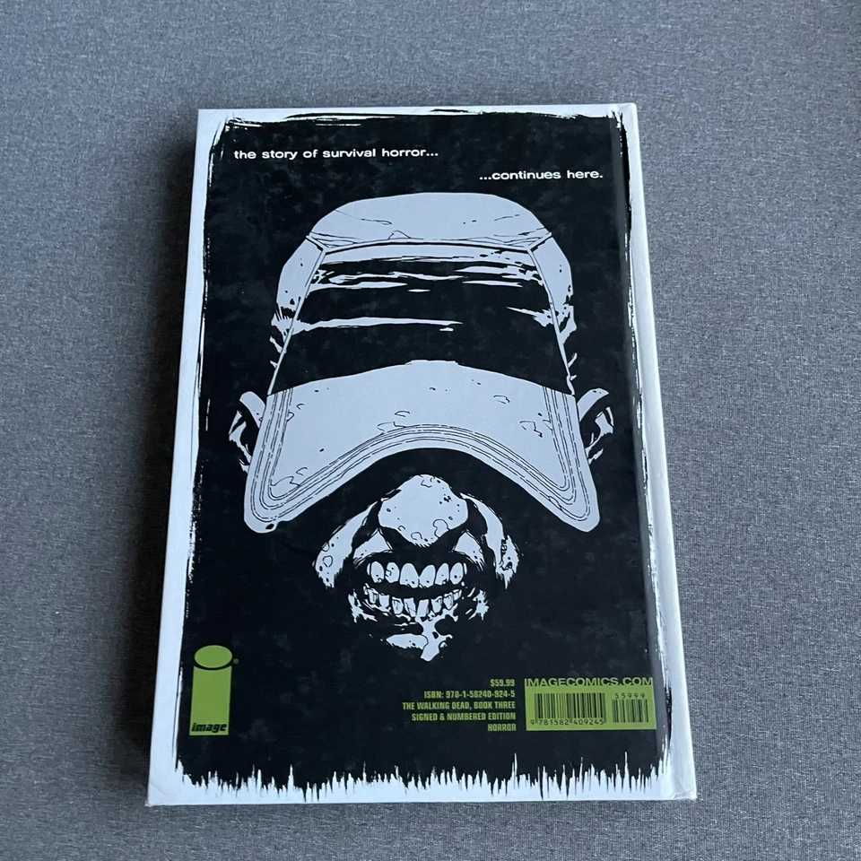 Walking Dead Book 3 HC. Assinado, edição #202 por Robert Kirkman & Charlie Adlard. - Imagem 2 de 4