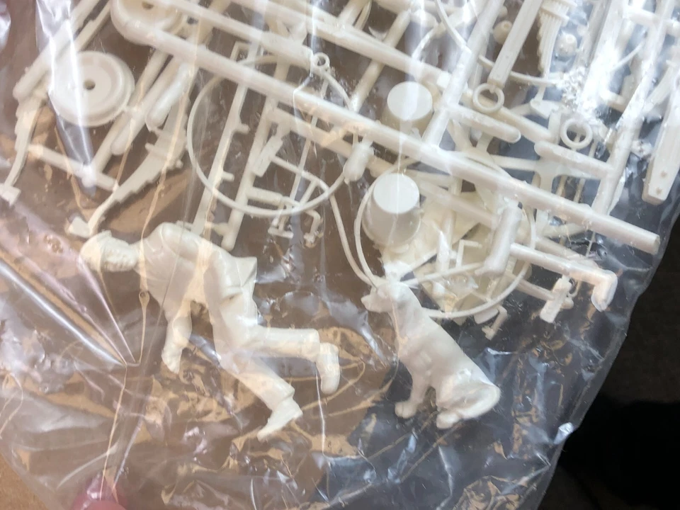 OPEN BOX AMT MATCHBOX 1:20 Model Kit BUDWEISER CLYDESDALE 8-HORSE HITCH No. 7702 - Image 3 of 4