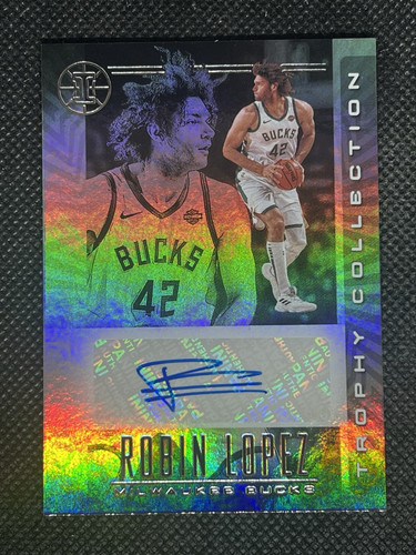 2018 Panini Illusions ROBIN LOPEZ #TC-RLP Trophy Collection Auto Milwaukee Bucks - Foto 1 di 2
