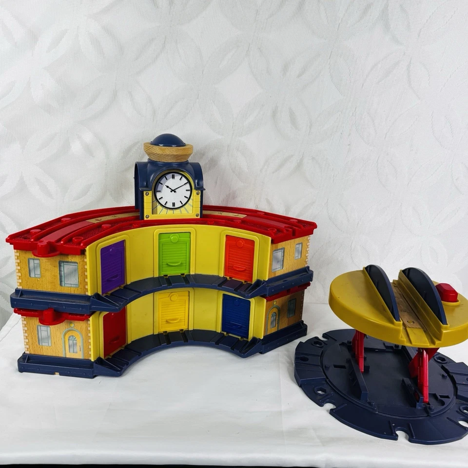 Casa redonda de dos pisos para ferrocarril de madera Chuggington con tocadiscos elevador 2010 Foto 3 de 4