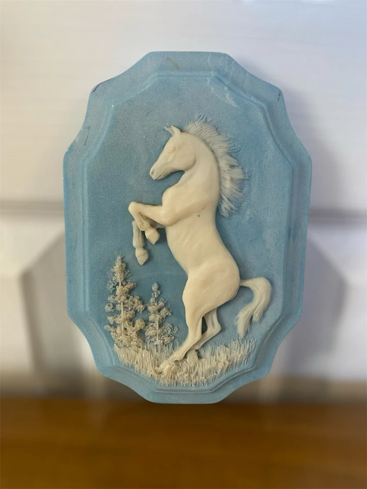 Impresionante placa de decoración de pared Incolay por diseño Gifts Inc placa blanca caballo azul Foto 2 de 4