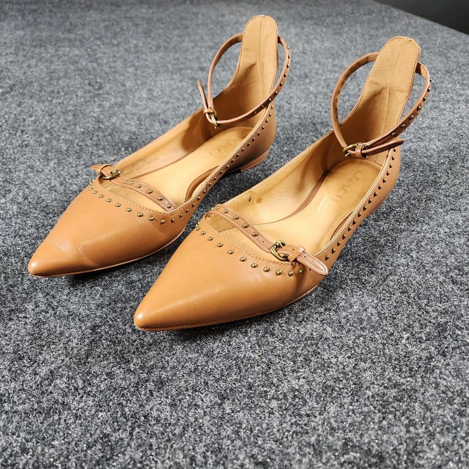 Correa plana para el tobillo Coach Jody de cuero tostado con tachuelas punta para mujer talla 8”  Foto 2 de 4