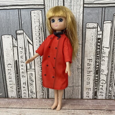 Lottie Puppe blonde Haare rotes Kleid