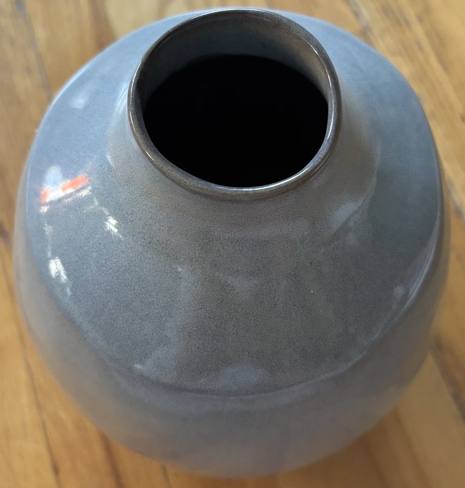 Jarrón Pottery Barn 10" Ombre Gris-Azul con Esmalte Reactivo Hecho en Portugal Foto 4 de 4