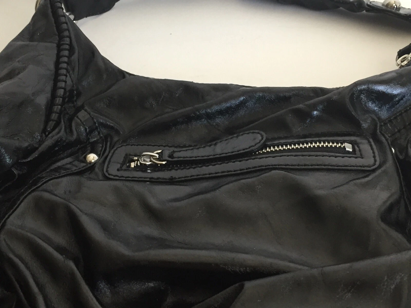 Borsa donna GUESS logo hobo nera lucida ecopelle morbida scritta morbida slouchy