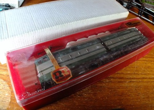 Rivarossi 1447 HO gauge FS E646 electric locomotive in grey with green stripe - Picture 15 of 15