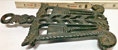 Vtg PA Dutch Broom Wheat Pattern Footed Cast Iron Trivet Black 7 1/2" x 4 1/2" - Picture 5 of 5