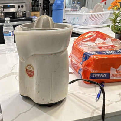 Mackee Janet社　Sunkistリーマー Sunkist Electric Citrus Juicer Press 150W 8oz White Detachable
