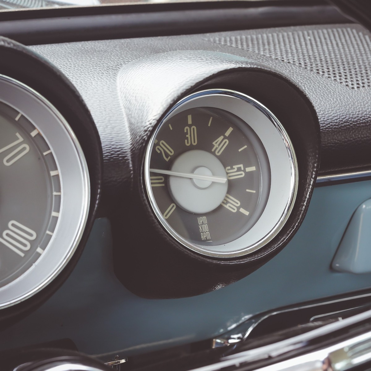 フォルクスワーゲンtypeIIIスクエア、ノッチ NOSスピードメーター New VW Type 3 Accessory Grey Face with White Needle Tachometer ISP