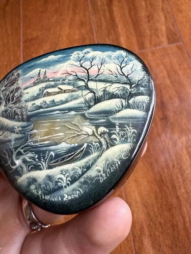 Small Hinged Russian Lacquer Hand Painted Signed Trinket Box Mother Pearl Inlay
