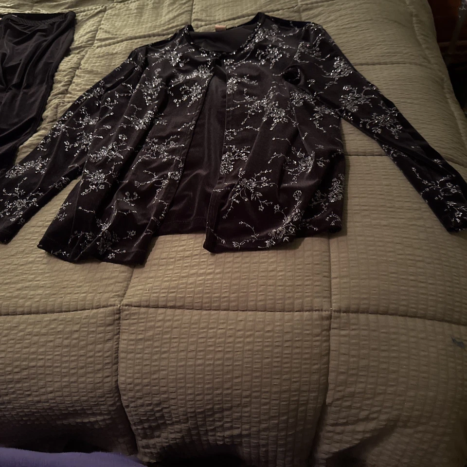Beautiful 2 Piece Black Velvet Look W/floral Sequin Design Pantsuit In Size XL - Image 4 of 4