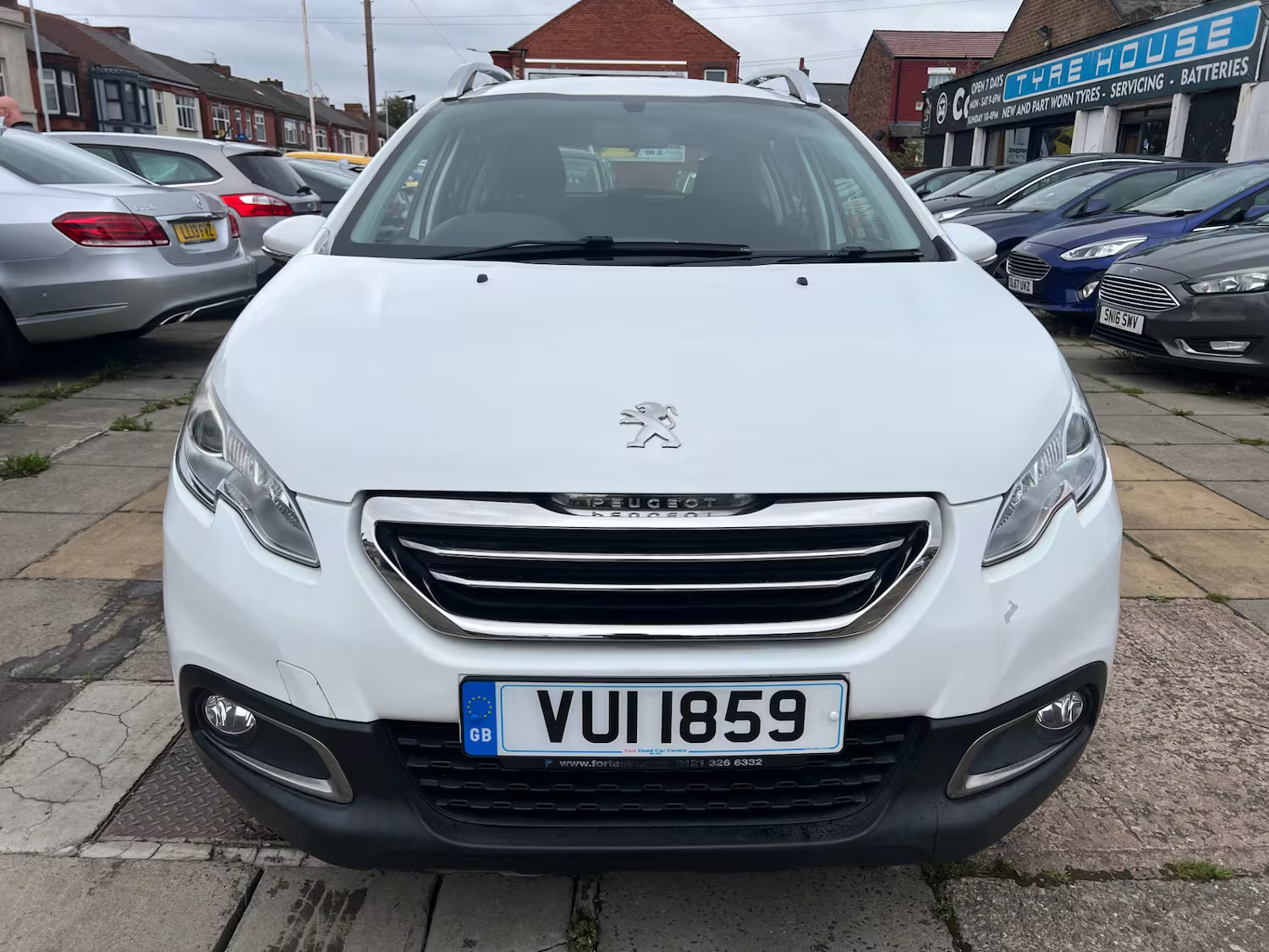 2015 Peugeot 2008, photograph 2