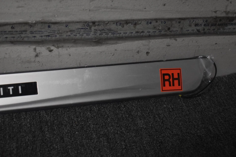 Placa de patada delantera derecha Infiniti Q50 2014-2019 OEM de fábrica Foto 3 de 4