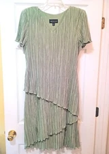 Connected Apparel V-Neck Flapper Style Dress / Green Size: 12 Layers / Beautiful