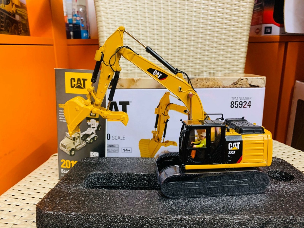 DieCast Masters Caterpillar CAT 323F L Hydraulic Excavator 1